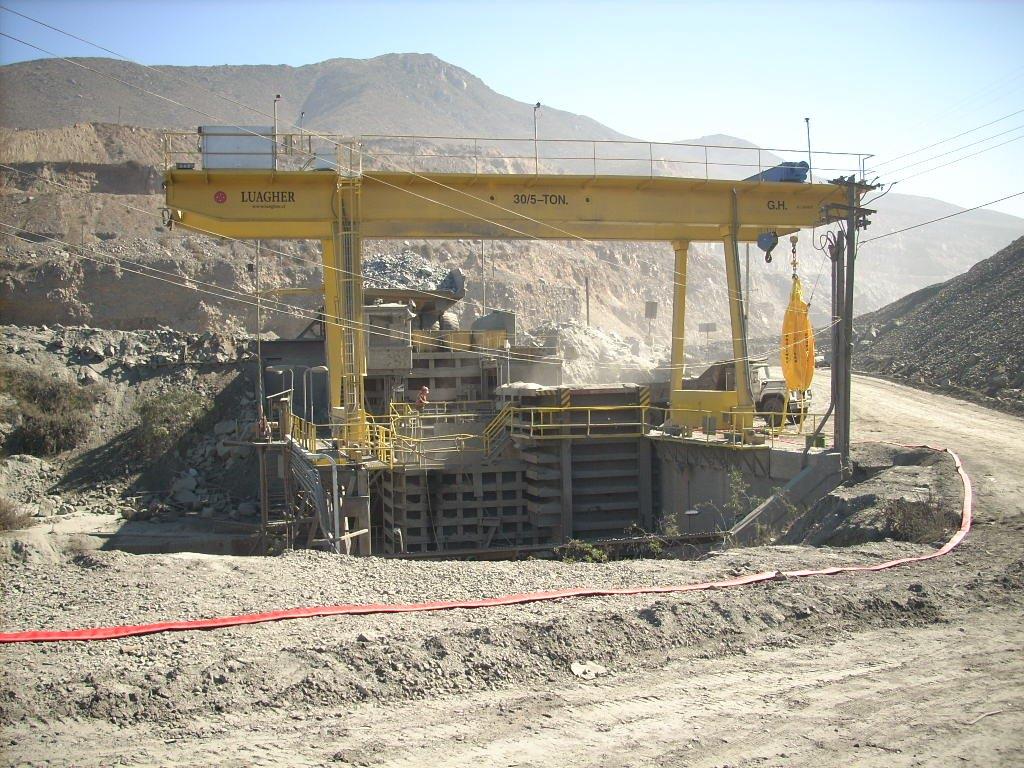 Grúa pórtico con voladizos en ambos lados con polipasto de 30t y 5t de capacidad de elevación para Luagher en Chile Grúa pórtico con voladizos en ambos lados con polipasto de 30t y 5t de capacidad de elevación para Luagher en Chile